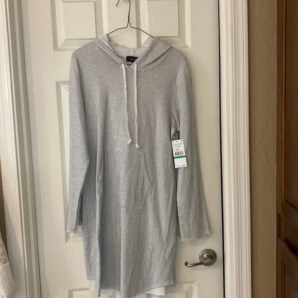 Karen Kane hooded casual dress with front pocket - Picture 2 of 5